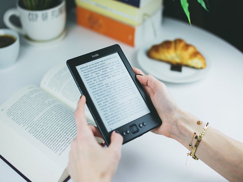 Książki czy ebooki, która metoda lepsza?